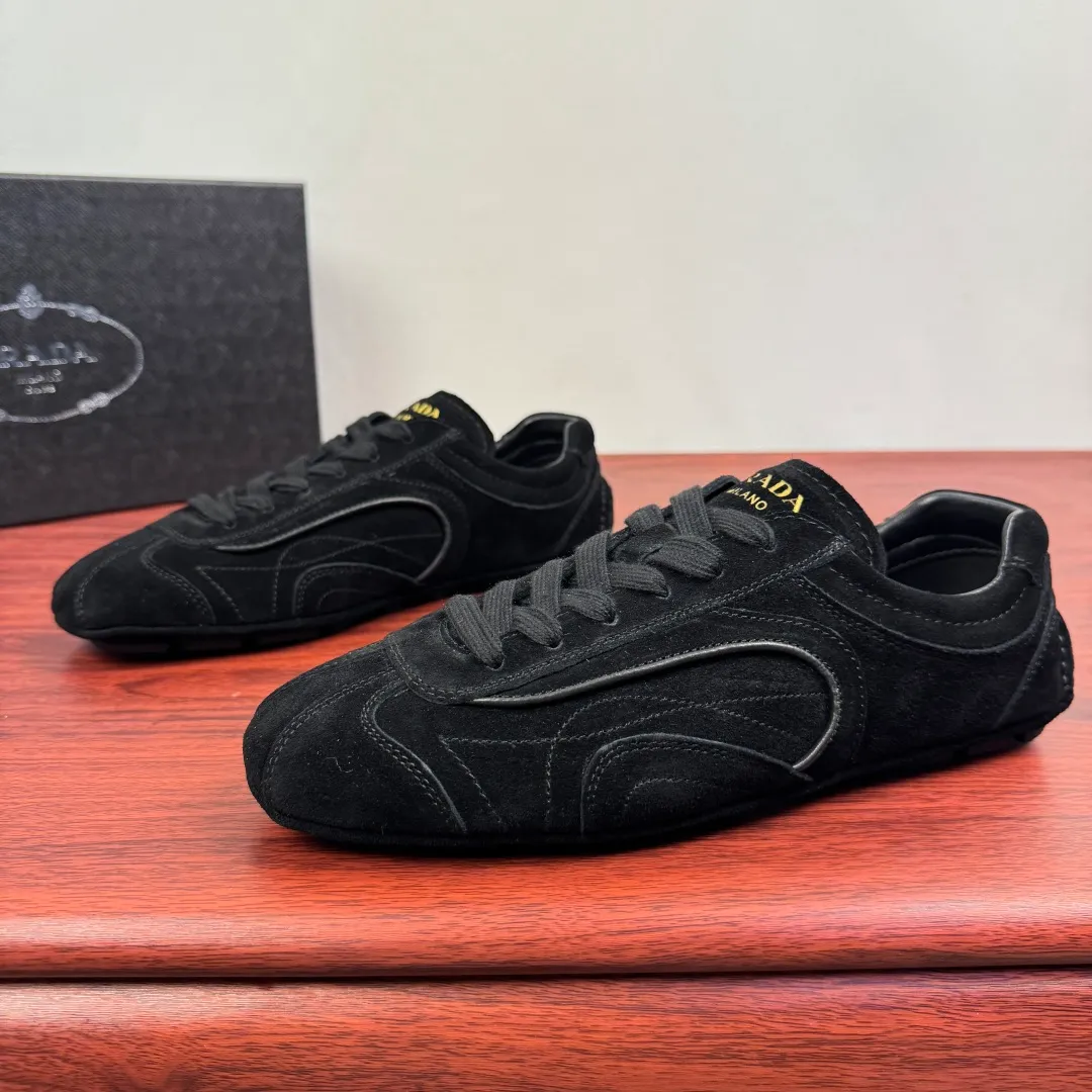 Batch 780 Prada/Prada Montecarlo Re-Edition 2005 Nappa sheepskin/nubuck leather sneakers, men's men's men's shoes for easy shipping! Featuring an antique finish, these sneakers combine style and comfort in a sophisticated and innovative design. The silhouette inspired by driving shoes is soft and flexible, and the deconstructed sole gives it a lightweight look and smooth aesthetic. Prominent top stitching enhances the sporty soul of this hybrid sneaker. It is paired with a lightweight and flexible rubber sole, a visible convex sole pattern embellishment, and a wrapped insole. The whole package! Size: 39-40-41-42-43-44 leather shoe size Item number: 4E1165 matte black